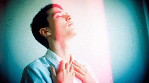 Rapaz em estado meditativo, conectada com sua frequência vibracional interna em luz suave.
